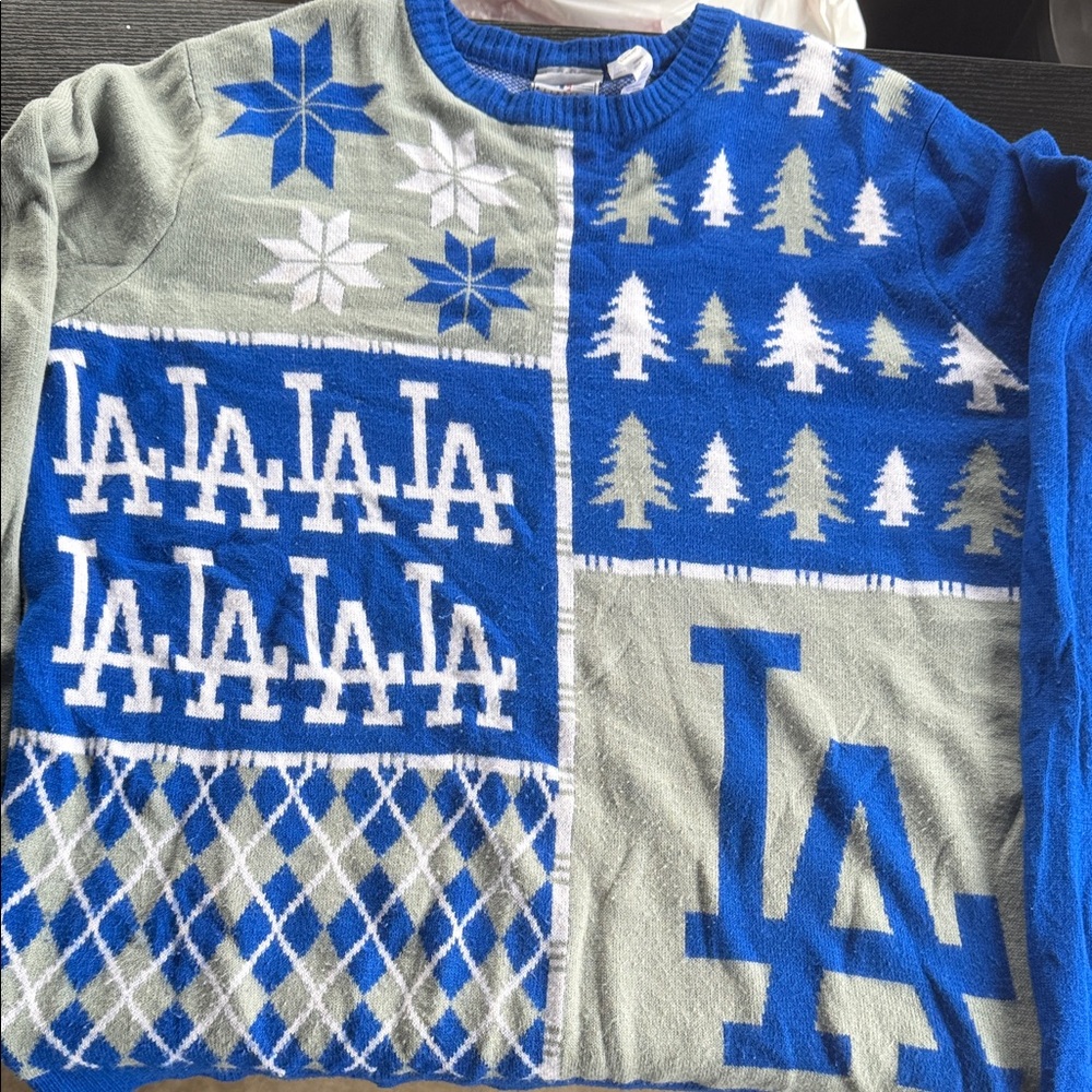 Forever Collectibles Blue and Gray Patterned Crewneck Sweater 
LA
Xl